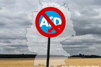 Deutschlandkarte vor Landschaft mit AfD-Verbotsschild