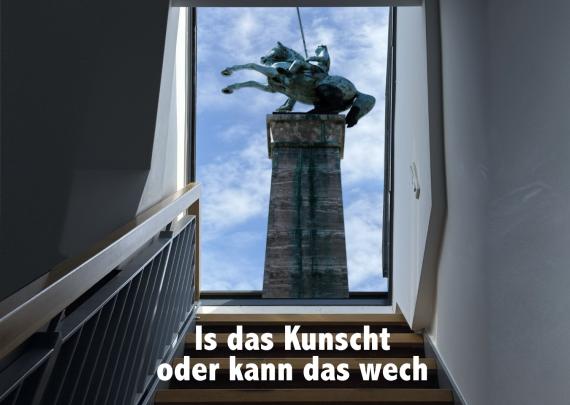 Ein Reiterdenkmal wächst aus dem Dachfenster
